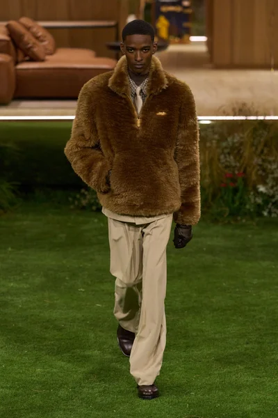 Look 16